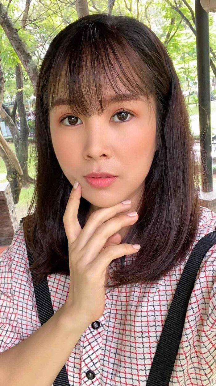 Và hẳn khi nhìn vào hình ảnh này, ai cũng đều nhận ra ngay bí quyết giúp Lê Phương có thể thành công thoát mác mẹ bỉm để trở thành gái đôi mươi đó chính là nhờ vào kiểu tóc mái ngố.