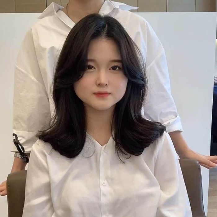 Ngoài ra, kiểu tóc mái tách dài hai bên uốn xoăn nhẹ cũng là sự lựa chọn phù hợp, không những thu gọn khuôn mặt mà còn giúp bạn trở nên quyến rũ hơn. 