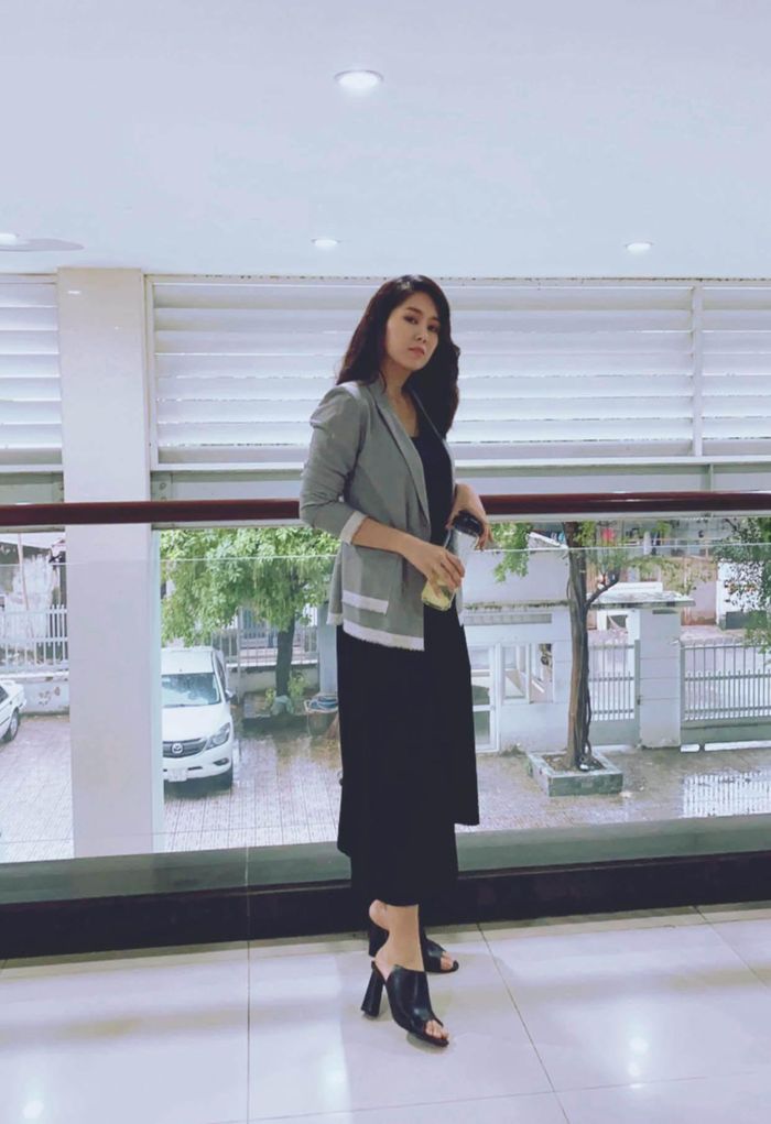 Nhờ vào việc sở hữu nhan sắc xinh đẹp và vóc dáng thon gọn, bà mẹ 2 con cũng thoải mái kết thân với nhiều phong cách thời trang khác nhau. 