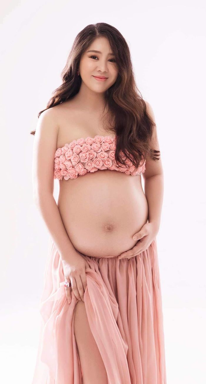 Trước đây, Lê Phương vốn trung thành với kiểu tóc mái dài dịu dàng và kiêu sa. 
