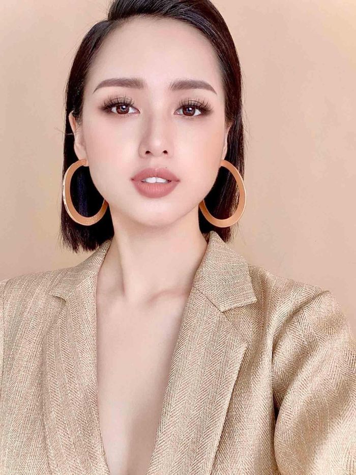 Ở góc chụp hơi chếch hướng dưới lên một chút, trông Tâm Tít rất tây với màu son này.