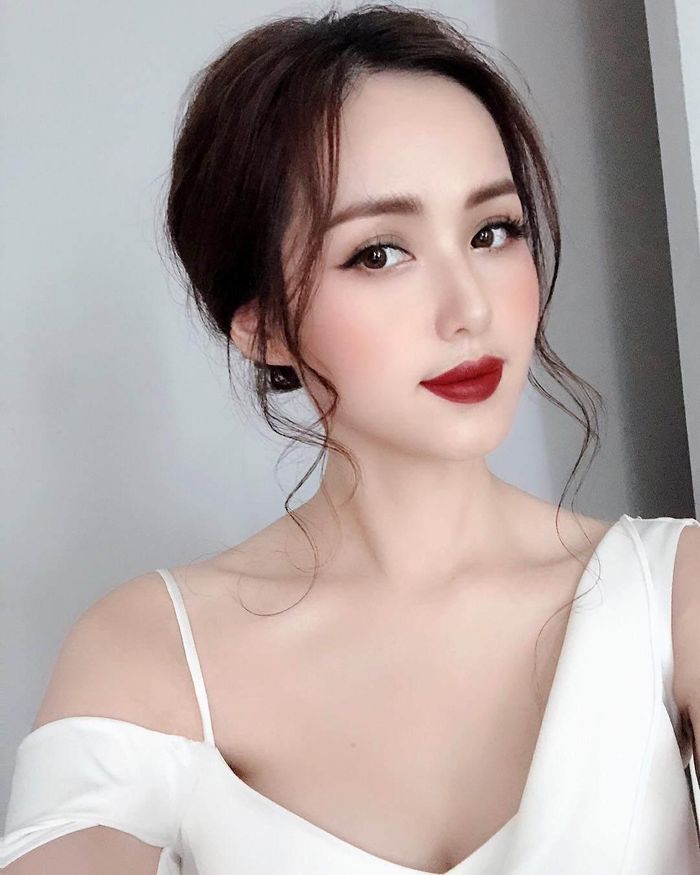 Trong hình cô tối giản lớp make up và nhường sóng cho làn môi mọng màu đỏ đất, quyến rũ.