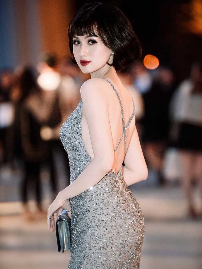 Từ cách kết hợp màu son đỏ rượu cùng mái tóc bob ngắn ôm mặt đến bộ đầm ánh kim đều tôn lên vẻ đẹp mặn mà, đằm thắm của cô nàng. 