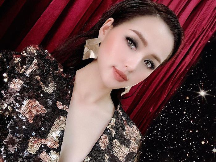 Kết hợp cùng màu lens xám sáng cùng tông mắt khói, Tâm Tít trông sành điệu khỏi bàn.