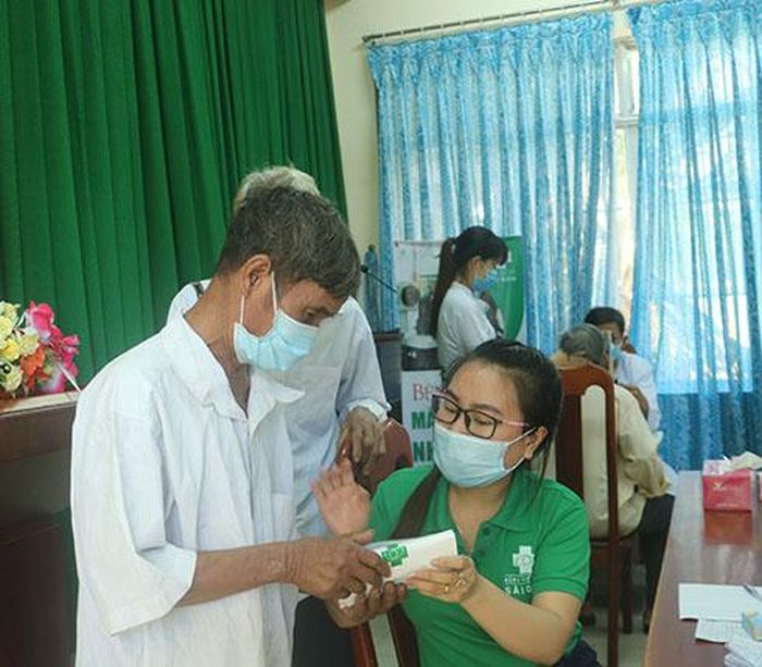 Phát thuốc miễn phí cho các cụ