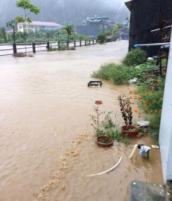 Mưa lớn làm ngập cục bộ một số tuyến phố ở thị trấn Mường Khương.