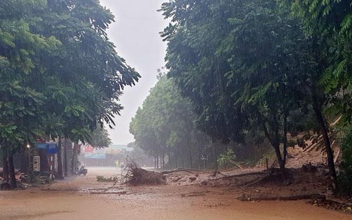 Một điểm sạt lở trên Tỉnh lộ 156.