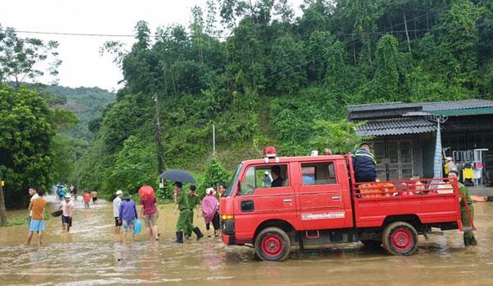 Lực lượng cứu hộ di chuyển người dân ra khỏi vùng nguy hiểm.