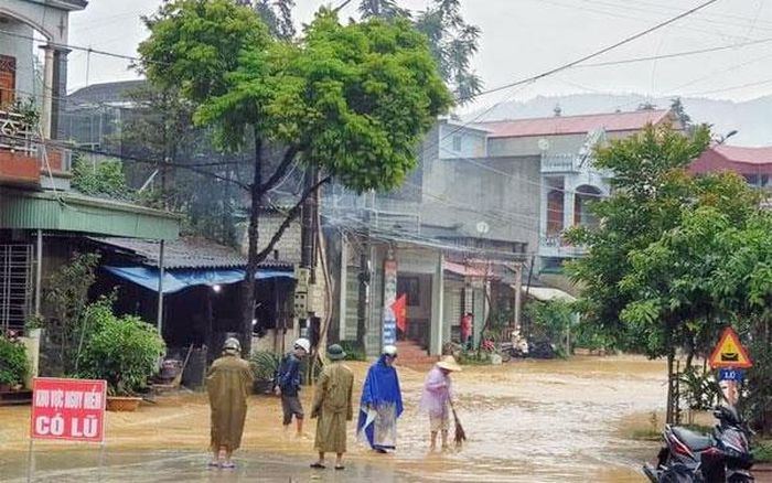 Lũ làm ngập tuyến phố chính tại thị trấn Bắc Hà. Ảnh: CTV