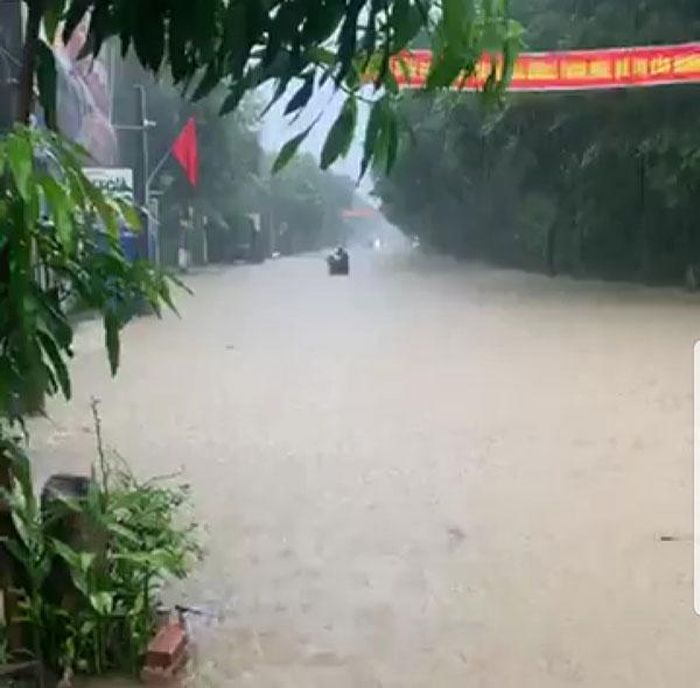 Đoạn đường qua xã Quang Kim bị ngập sâu trong nước.