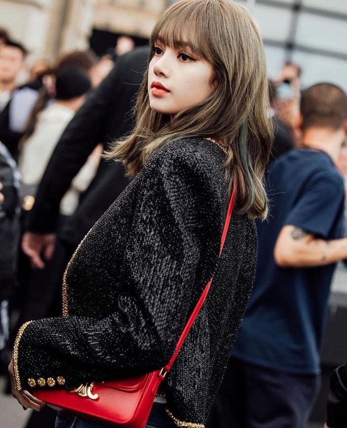 Khi CELINE chưa đưa ra thông báo, Lisa được biết đến là nàng thơ của nhãn hiệu. Cô là khách mời hàng ghế đầu các show diễn tầm cỡ. Có mặt tại Paris Fashion Week 2019, nữ nghệ sĩ diện áo phông trắng, quần jeans đơn giản với áo khoác lấp lánh. Để làm nổi bật bộ đồ, cô đeo mẫu túi Teen Triomphe màu đỏ, trị giá 3.450 USD. Ảnh: @lalalalisa_m, @jaylim1.