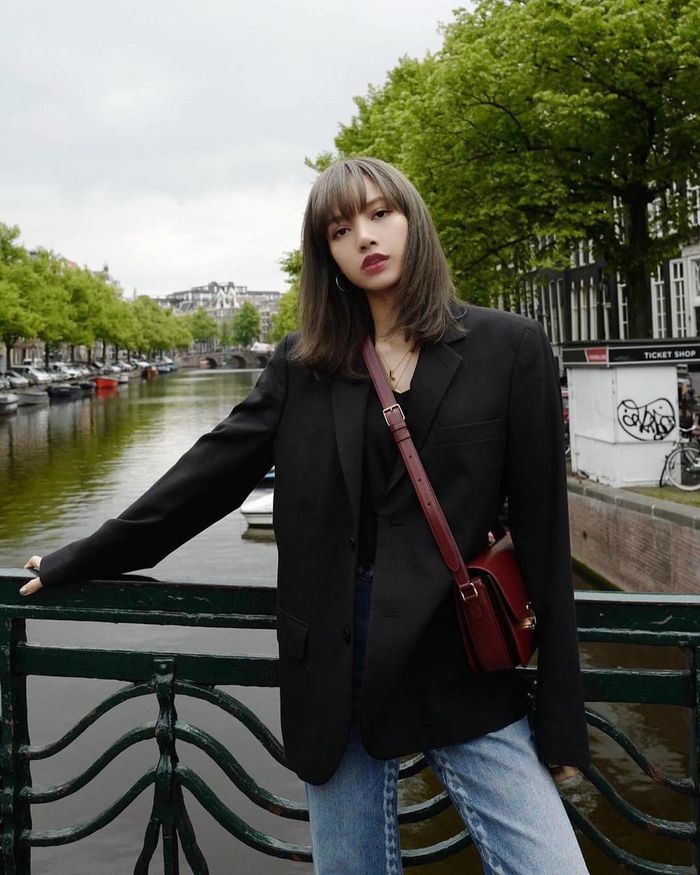  Đời thường, Lisa cũng ưa chuộng trang phục, phụ kiện do CELINE thiết kế. Mẫu túi Teen Triomphe được thần tượng sinh năm 1997 sử dụng trong nhiều dịp. Để phù hợp với buổi dạo phố cùng trang phục thanh lịch, cô chọn túi xách màu đỏ đun. Ảnh: @lalalalisa_m. 