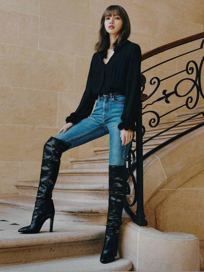  Lisa chia sẻ cảm nghĩ về CELINE với Elle: "Đối với tôi, CELINE là vô song. Hedi Slimane rất đa tài, từ thiết kế đến nhiếp ảnh đều có thể làm tốt. Tôi cảm thấy được truyền cảm hứng từ những việc ông ấy làm. Thật vinh dự khi được làm việc cùng Hedi với tư cách là đại sứ đầu tiên của CELINE". Ảnh: Elle. 