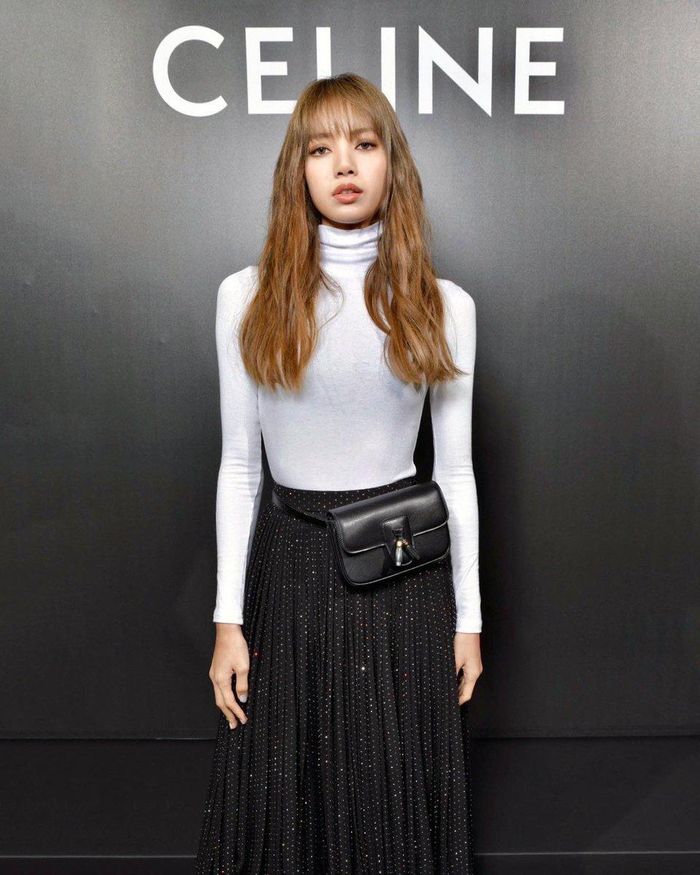 Mỗi lần tới dự sự kiện của CELINE, Lisa luôn chiếm trọn sự chú ý từ giới truyền thông. Cô thử các phong cách khác nhau, từ sang trọng, bí ẩn đến cá tính. Thành viên BlackPink đã góp phần giúp thiết kế của nhà mốt Pháp tiếp cận được nhiều người hơn. Ảnh: Pinterest.