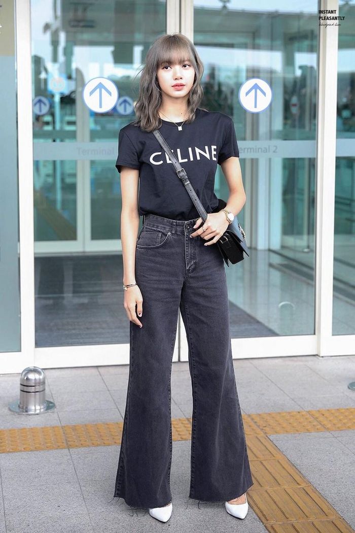  Dù mặc áo phông và quần jeans đơn giản, Lisa vẫn trở thành tâm điểm chú ý khi có mặt tại sân bay. Sở hữu chiều cao 1,67 m, nữ thần tượng tự tin diện các mẫu quần ống loe, dài quá mắt cá chân. Ảnh: Twitter. 