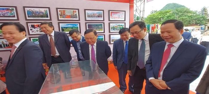 Đại biểu tham quan triển lãm kỷ niệm 80 năm khởi nghĩa Bắc Sơn.