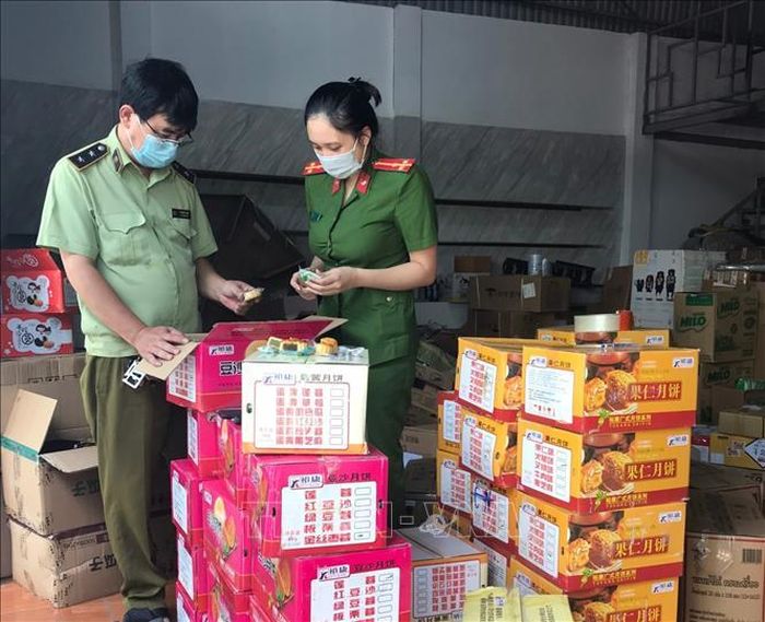 Lực lượng chức năng kiểm tra phát hiện điểm tập kết nhiều loại bánh trung thu không rõ nguồn gốc. Ảnh: Doãn Tấn/TTXVN