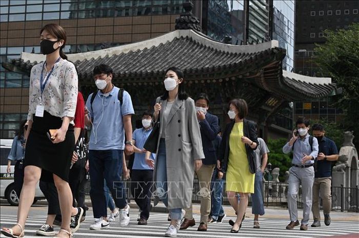 Người dân đeo khẩu trang phòng lây nhiễm COVID-19 tại Seoul, Hàn Quốc ngày 11/9/2020. Ảnh: AFP/TTXVN