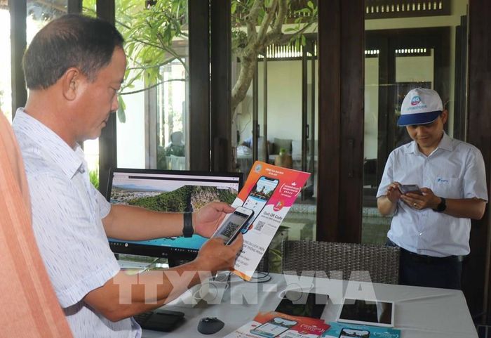 Cài đặt App du lịch Quy Nhơn Bình Định trên điện thoại di động. Ảnh: Phạm Kha – TTXVN