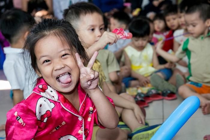 Bé Thúy Vy được làm giấy khai sinh với sự hỗ trợ của dự án "Trang mới cuộc đời" - Ảnh: MSD