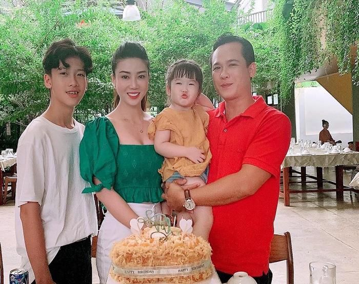 Chồng luôn đồng hành cùng cô trong mọi dự án cũng như trong cuộc sống