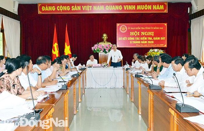 Các đồng chí lãnh đạo UBKT Tỉnh ủy chủ trì thảo luận tại hội nghị