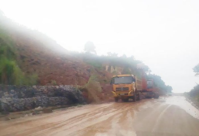 Đơn vị thi công điều máy móc, nhân lực đến khắc phục sạt lở.