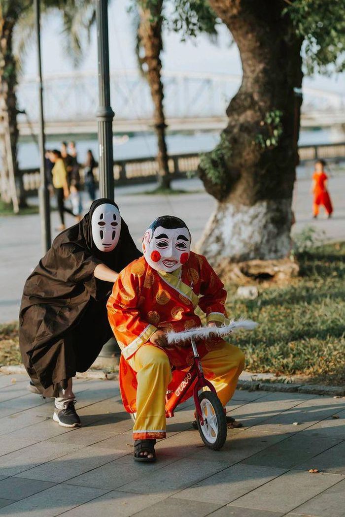 Lê Đình Hoàng cho biết: "Khi thực hiện bộ ảnh này, chúng mình mong muốn có thể mang lại sự hài hước và tiếng cười cho người xem. Đồng thời, cũng muốn quảng bá hình ảnh của Huế đến cho khách du lịch". 