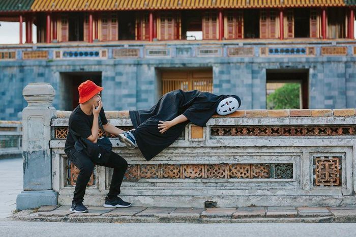 "Quá trình thực hiện bộ ảnh rất vui, cười từ đầu đến cuối. Đi đâu ai cũng chú ý đến bọn mình. Khi đến các địa điểm đều được chào đón bởi hình ảnh ông Địa tượng trưng cho tài lộc. Thậm chí, còn rất nhiều người xin check-in cùng.", anh Hoàng cho biết. 