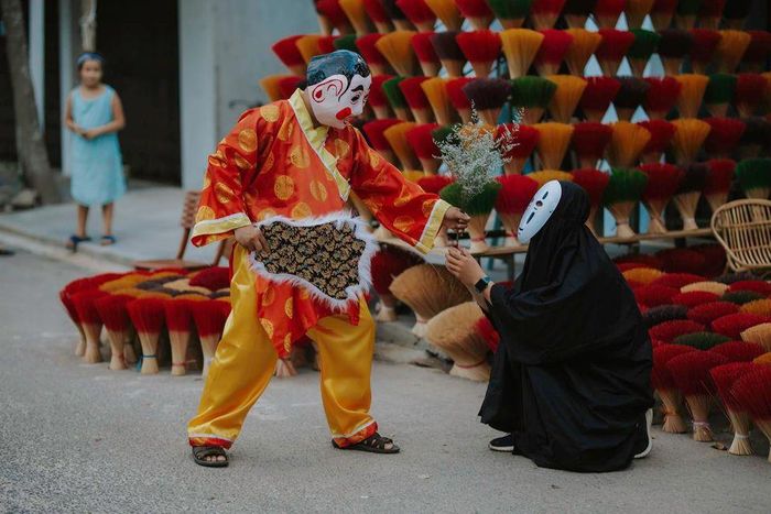  Vô diện là nhân vật ma nổi tiếng của xứ Phù Tang, được nhiều người yêu thích với bộ đồ đen và khuôn mặt trắng. Gần đây, hình ảnh Vô Diện được nhiều bạn trẻ hóa trang tại nhiều địa điểm du lịch nổi tiếng trong nước. 