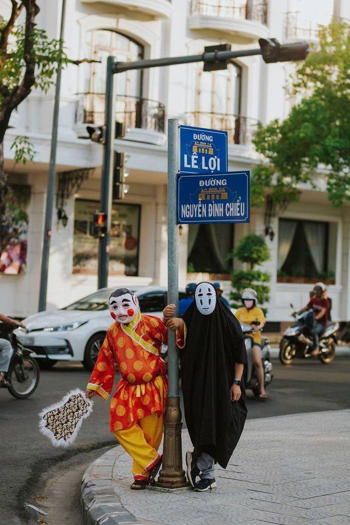 Chia sẻ thêm về bộ ảnh: "Quá trình tìm trang phục Vô Diện khá lâu mới có, còn bộ Ông Địa thì dễ dàng hơn. Nhóm hoàn thành bộ ảnh chỉ trong 1 tiếng 30 phút, từ 16h-17h30. Thực hiện nhanh như vậy cũng bởi các địa điểm chụp khá gần nhau nên chúng mình không tốn nhiều thời gian di chuyển".