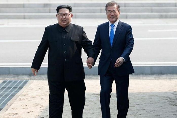 Tổng thống Hàn Quốc Moon Jae In (phải) và lãnh đạo Triều Tiên Kim Jong Un tại DMZ trong hội nghị thượng đỉnh liên Triều tháng 4/2018. Ảnh: Reuters.