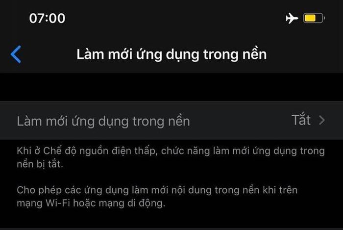  Tắt chế độ "Làm mới ứng dụng trong nền'' để tiết kiệm pin cho iPhone. 