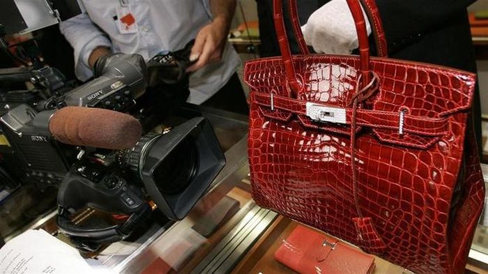  Trong số các đối tượng làm giả, 7 người là cựu nhân viên của Hermès. Ảnh: The Wall Street Journal. 
