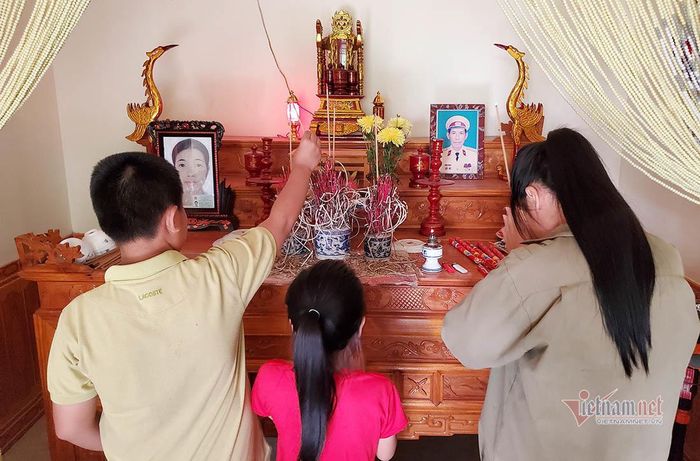 Các con thắp hương trên bàn thờ