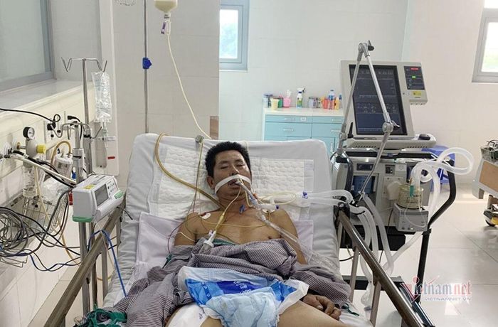 Anh Nguyễn Văn Thắng đang phải truyền máu, dùng máy trợ tim ở BV Bạch Mai