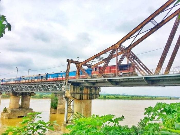 Ở phía trên, tàu hỏa và các phương tiện cơ giới đường bộ vẫn tấp nập qua lại mỗi ngày.