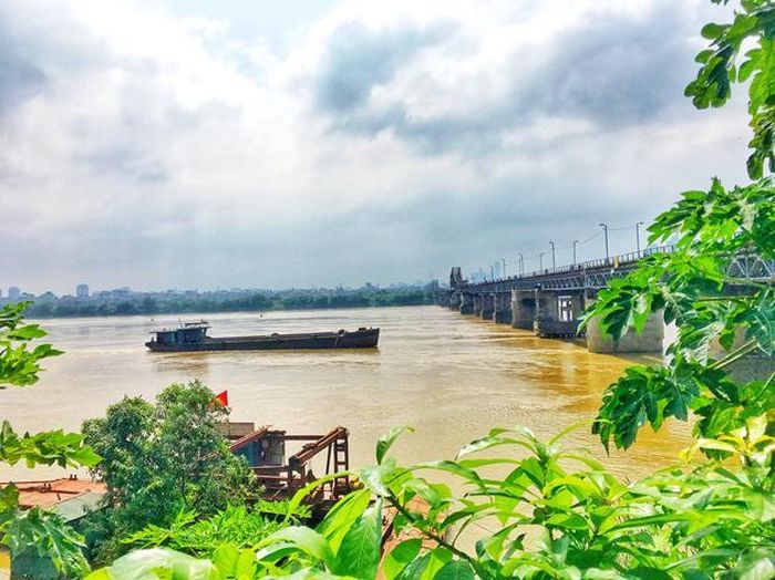 Tàu bè qua lại tấp nập dưới cầu Long Biên.