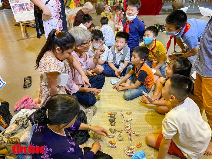 Các nghệ nhân, thợ thủ công giao lưu, hướng dẫn các gia đình và các bé làm đồ chơi truyền thống, đáp ứng nhu cầu vui Tết Trung thu.