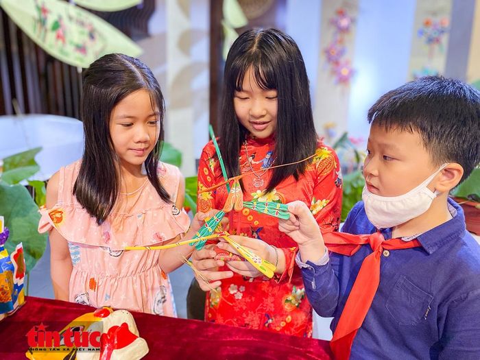 Một số đồ chơi Thu thu truyền thống như đèn kéo quân, tò he, đèn ông sao... được nghệ nhân hướng dẫn các em nhỏ cùng làm.