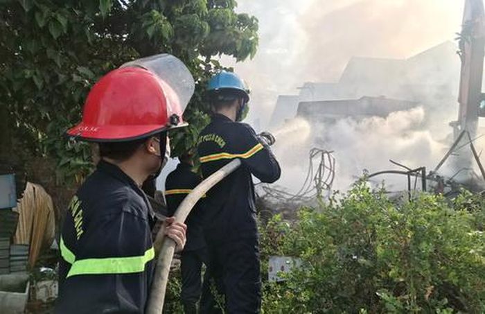 Lực lượng chữa cháy nỗ lực dập lửa