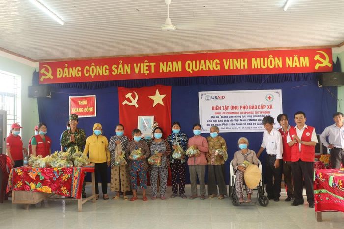  Di dời dân đến nơi an toàn và phát lương thực cho người dân 