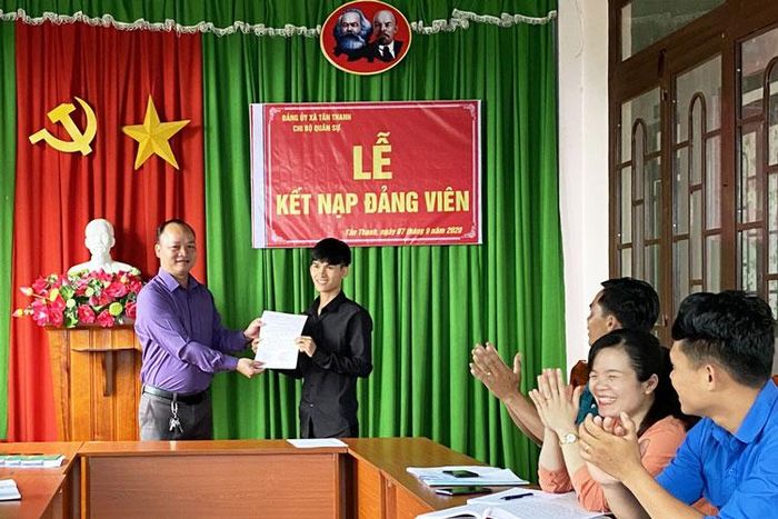 Bí thư Đảng ủy xã Tân Thanh - Nguyễn Ngọc Tú tham dự sinh hoạt với Chi bộ Quân sự và trao quyết định kết nạp đảng viên mới