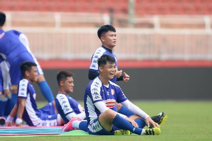 Tùng Quốc (số 2) và Phi Sơn đều góp mặt trong trận đấu gần nhất của CLB TP.HCM. Đội chủ sân Thống Nhất có lực lượng đồng đều, nhưng chưa có lối chơi xuyên suốt. 
