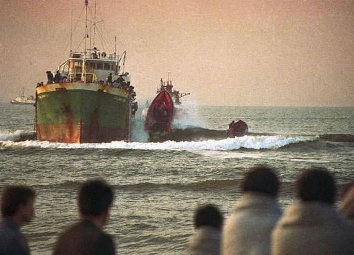Đằng sau vỏ bọc đó là việc "Chị Bình" xây dựng đường dây đưa người từ Trung Quốc sang Mỹ bằng con đường bất hợp pháp trên những chuyến bay thương mại với giấy tờ tùy thân giả.