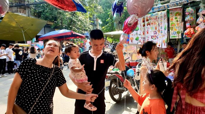 Tuy đồ chơi Trung Quốc chiếm thế thượng phong, nhưng nhiều người tiêu dùng năm nay ưu tiên chọn sản phẩm trong nước, vừa giúp con hiểu được văn hóa truyền thống, vừa có giá phải chăng.