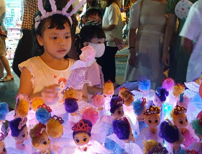  Những con búp bê công chúa muôn màu, nhấp nháy dễ dàng hút hồn những khách hàng “nhí” nữ. Chắc chắn tối đi chơi Hàng Mã sẽ theo các cô bé, cậu bé vào những giấc mơ đẹp như cổ tích. 