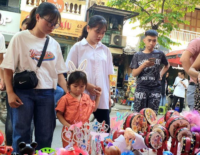 So với năm trước, giá các mặt hàng này hầu như không thay đổi, nhưng các chủng loại đồ chơi thì đa dạng hơn, chủ yếu là hàng Trung Quốc. Màu sắc rực rỡ, có đủ các loại cho mọi lứa tuổi từ 1 tuổi đến 15, 16 tuổi. Các em khó có thể rời bước khỏi các hàng đồ chơi mà không mua một món đồ cho riêng mình.