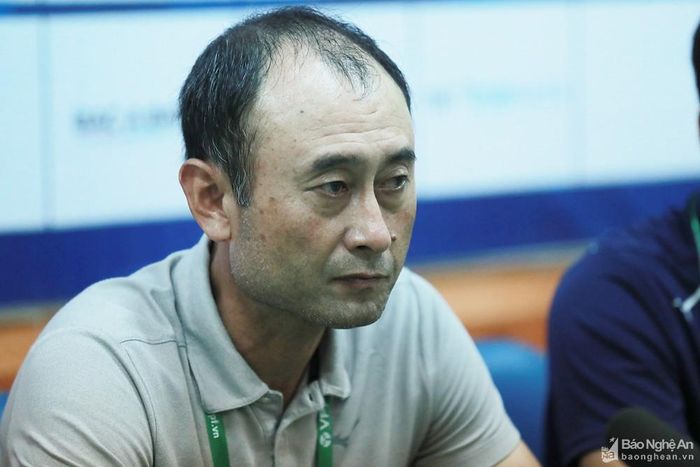 HLV người Hàn Quốc ông Lee Tae-hoon thất thần sau trận thua SLNA. Ảnh: Đức Anh