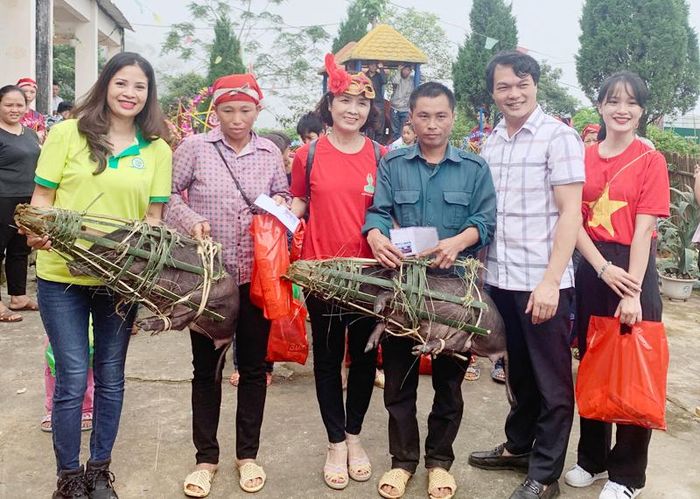 Đoàn trao lợn giống cho các hộ gia đình.